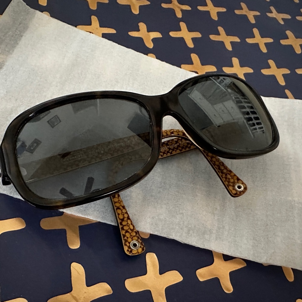 Coach HC 8016 Sunglasses